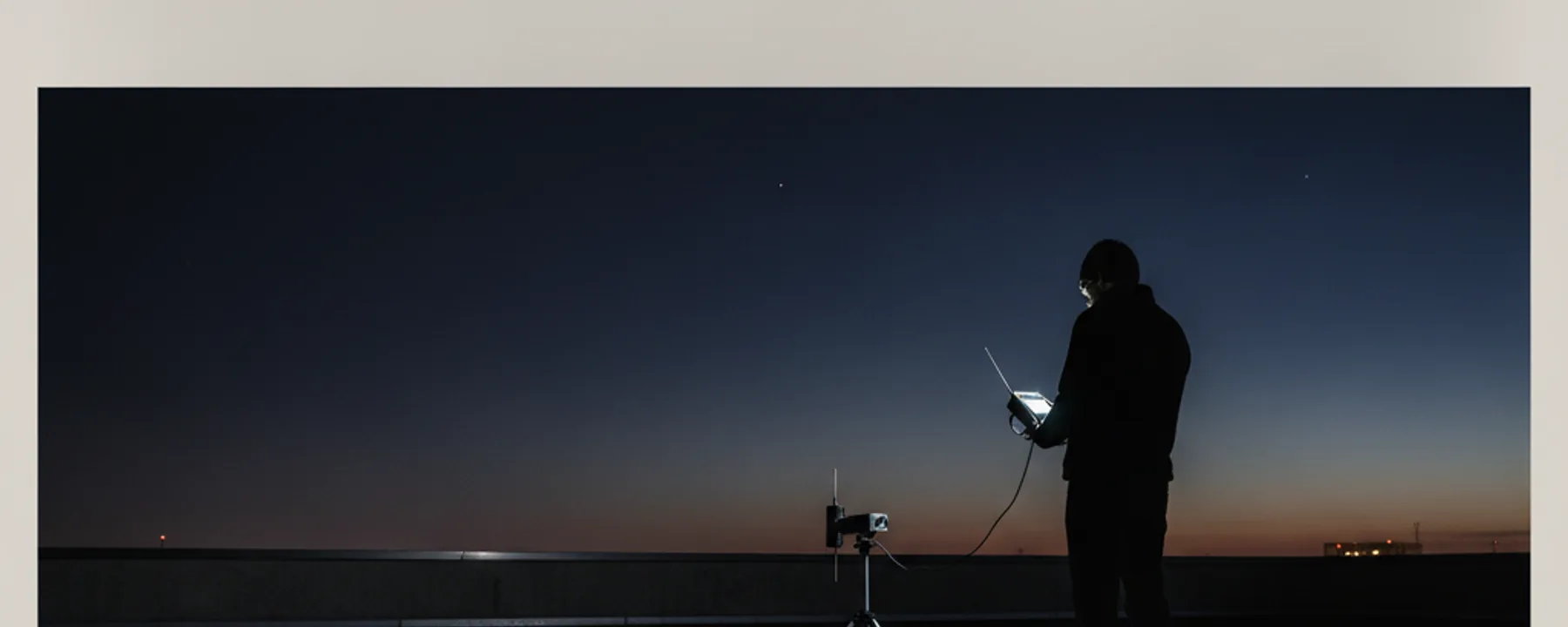 Silhouette bei einer Antennenmessung auf einem Dach